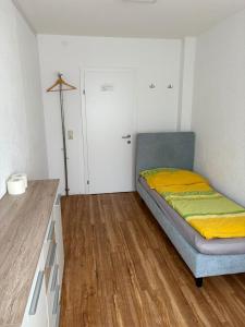 Giường trong phòng chung tại Danner Appartements Gschwandt bei Gmunden - Monatsweise mieten - Monteurwohnungen in Gmunden, Zentral, vollmöbliert & mit Parkplatz für Langzeitgäste