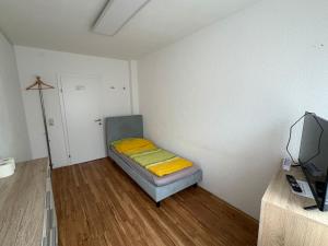 Giường trong phòng chung tại Danner Appartements Gschwandt bei Gmunden - Monatsweise mieten - Monteurwohnungen in Gmunden, Zentral, vollmöbliert & mit Parkplatz für Langzeitgäste