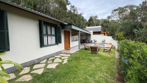 Κήπος έξω από το Casa 08 Floresta Boa Vista - Piscina Privativa e Lounge com Deck em Meio à Natureza