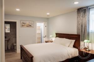 une chambre avec un grand lit et une salle de bain dans l'établissement Tomies House, à Laune Bridge