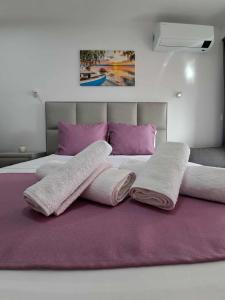 Ένα ή περισσότερα κρεβάτια σε δωμάτιο στο Water's Edge Apartment Ohrid +14 φωτογραφίες