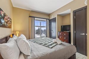 Ένα ή περισσότερα κρεβάτια σε δωμάτιο στο Stunning Condo - Hot Tubs & Steam Room - Pets Ok +28 φωτογραφίες