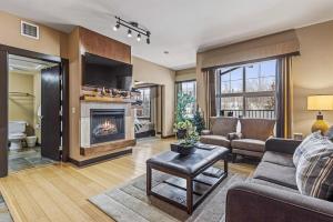 Χώρος καθιστικού στο Stunning Condo - Hot Tubs & Steam Room - Pets Ok