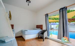 Un pat sau paturi într-o cameră la Villa Los Delfines 2