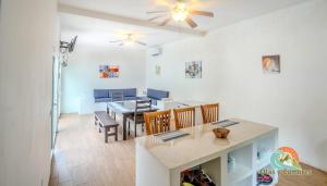 Et opholdsområde på Villa Los Delfines 2