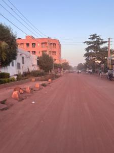 une rue vide avec des rochers sur le bord de la route dans l'établissement MandéHabitat, à Bamako 4 autres photos