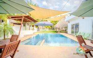 Piscina de la sau aproape de Villa Los Delfines 2