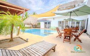 Piscina de la sau aproape de Villa Los Delfines 2