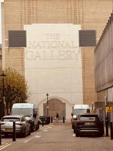 un bâtiment avec une enseigne indiquant la galerie nationale dans l'établissement Wolf Cottage Westerham, à Westerham