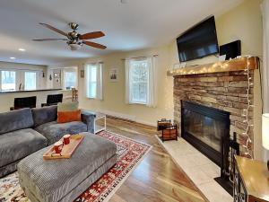 TV a/nebo společenská místnost v ubytování The Hideaway House