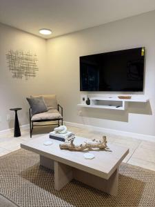 Μια τηλεόραση ή/και κέντρο ψυχαγωγίας στο Newly Renovated 2BR Near UF & Shands