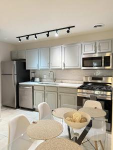 Η κουζίνα ή μικρή κουζίνα στο Newly Renovated 2BR Near UF & Shands