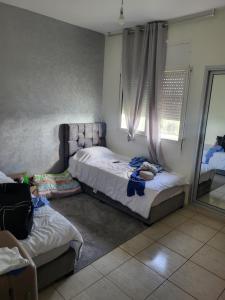 Ένα ή περισσότερα κρεβάτια σε δωμάτιο στο Sala àl jadida