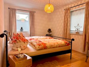 Postel nebo postele na pokoji v ubytování FeWo 55 m2 I Sachsenring 2 km + 26 fotografií