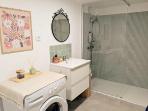 a bathroom with a washing machine and a sink at Grande Suite Privée - Entrée indépendante - SDB & WC privatifs in Fondettes