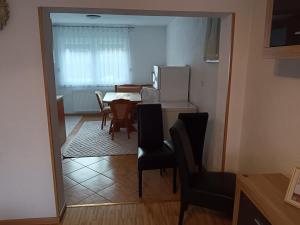 Una cocina y un comedor con mesa y sillas. en Apartmani Srebrenik, en Srebrenik 2 fotos más