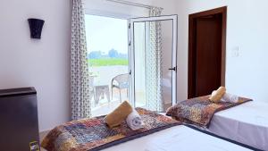 um quarto com duas camas e uma janela grande em Magic Garden Guest House em Luxor mais 52 fotografias
