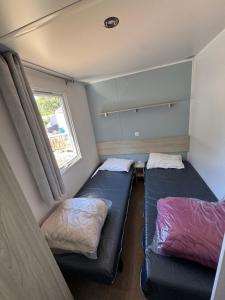 Ένα ή περισσότερα κρεβάτια σε δωμάτιο στο Mobil home