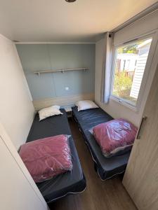 Ένα ή περισσότερα κρεβάτια σε δωμάτιο στο Mobil home +2 φωτογραφίες