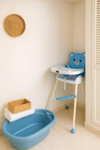 a bathroom with a table and a blue toilet at Casa MIKONOS in Cartagena de Indias