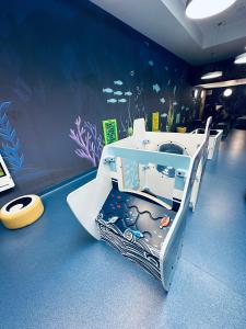 ein Zimmer mit einem Aquarium, einem Waschbecken und einer gelben Frisbee in der Unterkunft Apartament Mechelinki in Mechelinki