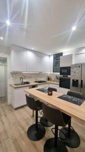 eine große Küche mit Holztisch und Stühlen in der Unterkunft Habitación privada con baño compartido en Madrid in Madrid