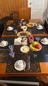 Una mesa de madera con platos de comida encima. en Hotel Plaza Los Leones, en Curanilahue 12 fotos más