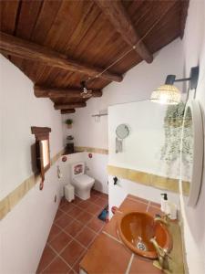 une salle de bain avec un lavabo et des toilettes dans l'établissement Casa Safari 305 by Villamya, à El Gastor 9 autres photos