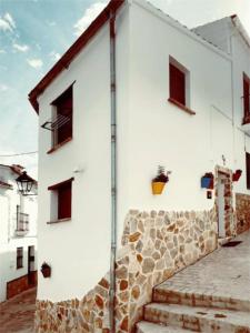 - un bâtiment blanc accessible par des escaliers dans l'établissement Casa Safari 305 by Villamya, à El Gastor