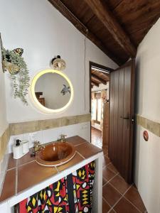 une salle de bain avec un lavabo et un miroir au mur dans l'établissement Casa Safari 305 by Villamya, à El Gastor