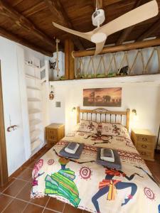 une chambre avec un lit avec un ventilateur de plafond dans l'établissement Casa Safari 305 by Villamya, à El Gastor