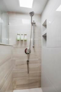 Vannituba majutusasutuses Dog Friendly 3BR 3BA Fairway Home with Fenced Yard