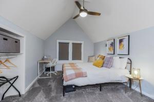 Voodi või voodid majutusasutuse Dog Friendly 3BR 3BA Fairway Home with Fenced Yard toas