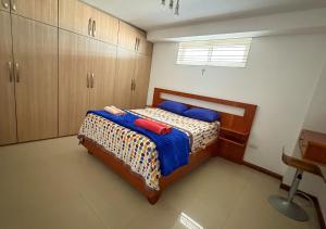 Ένα ή περισσότερα κρεβάτια σε δωμάτιο στο Luxury Oasis in front of La Vela Mall Pool and Sea!