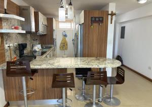 Η κουζίνα ή μικρή κουζίνα στο Luxury Oasis in front of La Vela Mall Pool and Sea!