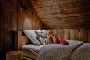 een teddybeer op een bed bij Na Gorczańskim Wierchu, sauna i balia na wyłączność in Rabka