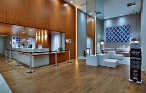 a lobby with a counter and a living room at Transamérica Executive Campos dos Goytacazes in Campos dos Goytacazes