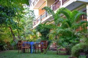 A garden outside Hotel Finlanka