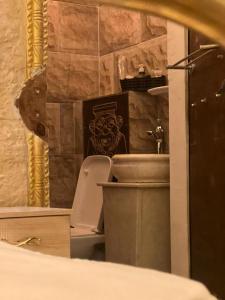 un bagno con un water e un lavandino di Pyramids Mystery Inn a Il Cairo Altre 39 foto