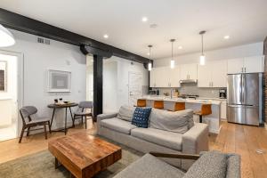 una sala de estar con un sofá y una mesa en The Saddlery-Tracklist-2 Units-Walk to Broadway, en Nashville