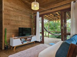 TV a/nebo společenská místnost v ubytování Recanto dos Bambus - Cabana na Praia do Rosa