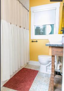 Vannituba majutusasutuses Downtown Queen Bed Comfort & Style Shared Bathroom & Lounge