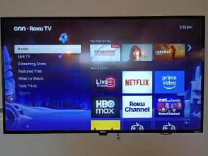 Televiisor ja/või meelelahutuskeskus majutusasutuses Downtown Queen Bed Comfort & Style Shared Bathroom & Lounge