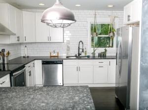 Köök või kööginurk majutusasutuses Downtown Queen Bed Comfort & Style Shared Bathroom & Lounge +2 fotot