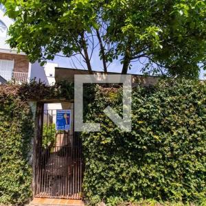a fence with a metal sign on top of it at Apartamento 04 old no Capão da Imbuia in Curitiba