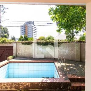 a swimming pool in the middle of a building at Apartamento 04 old no Capão da Imbuia in Curitiba