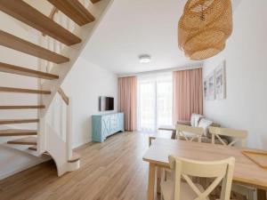 - un salon avec une table à manger et un escalier dans l'établissement Comfortable, convenient holiday apartment, à Grzybowo 20 autres photos
