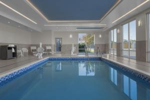 una gran piscina en una casa en Hampton Inn & Suites By Hilton Long Island Farmingdale, en Farmingdale