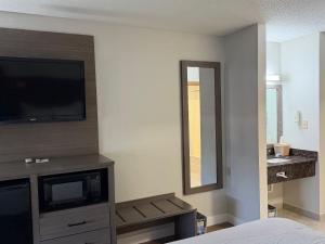 TV a/nebo společenská místnost v ubytování Quality inn Neosho