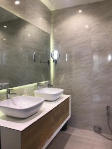 Ένα μπάνιο στο CROWN HOMEs Apartment +57 φωτογραφίες